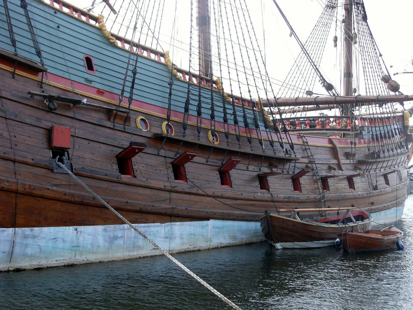 De Vismarkt aan het water in Lelystad, met terrassen en de Grote Kerk op de achtergrond